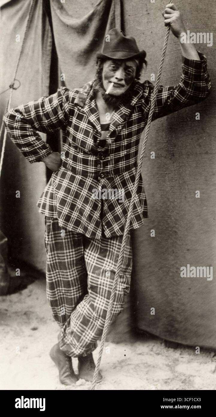 clown smoking cigarette Clown smoking hi-res stock photography and images