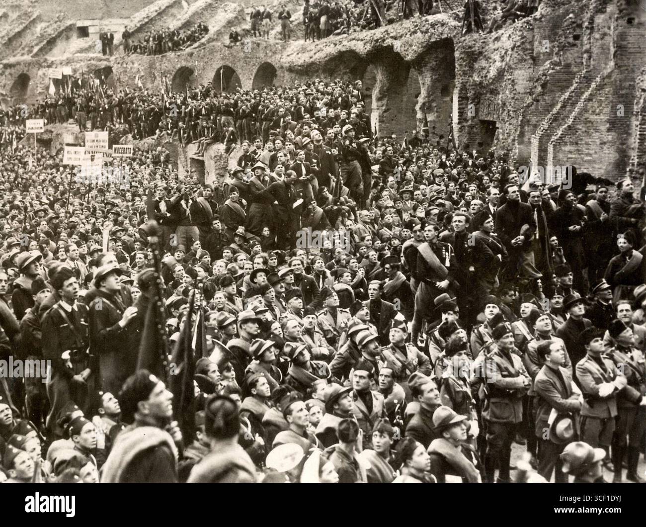 Fascist blackshirts hi-res stock photography and images - Alamy