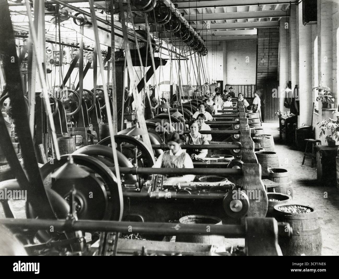 Shell production during world war i hi-res stock photography and images ...