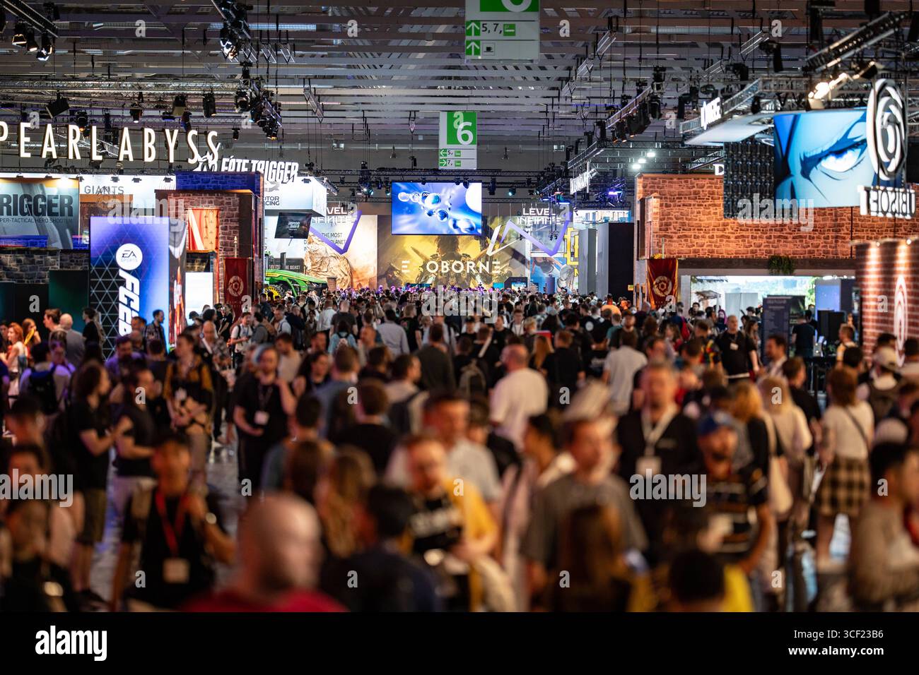 Gamescom 2025 in Köln Blick auf die Ausstellungsflächen in den Kölner ...