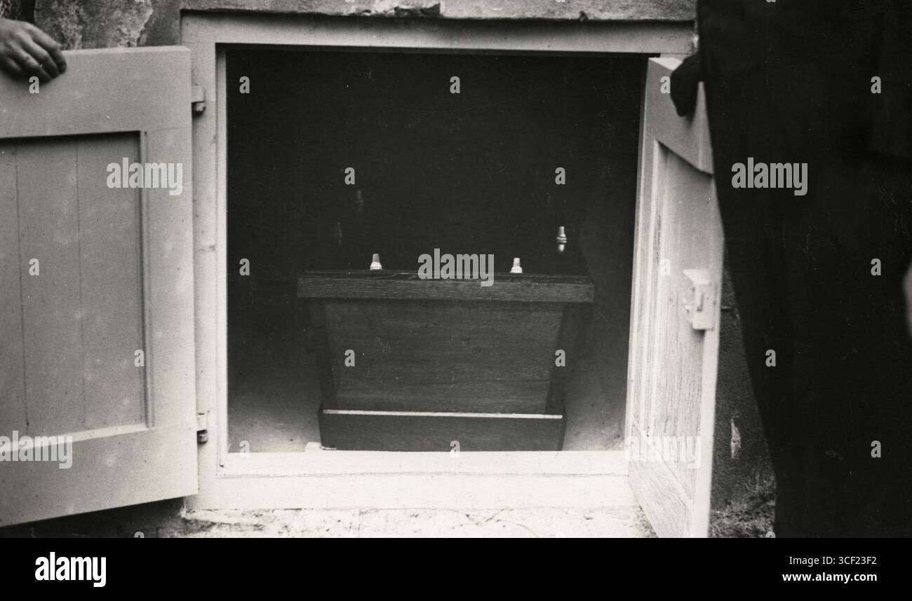In 1925, Dutch alderman P. Nierop’s coffin is lowered into his bomb ...