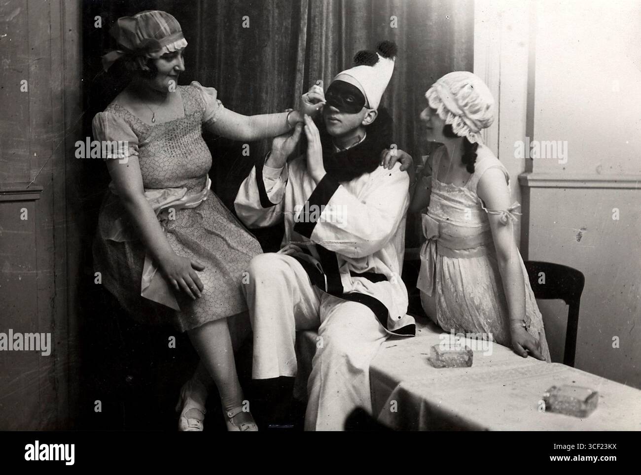 Masquerade dresses hi-res stock photography and images - Alamy Masquerade dresses hi-res stock photography and images - Alamy