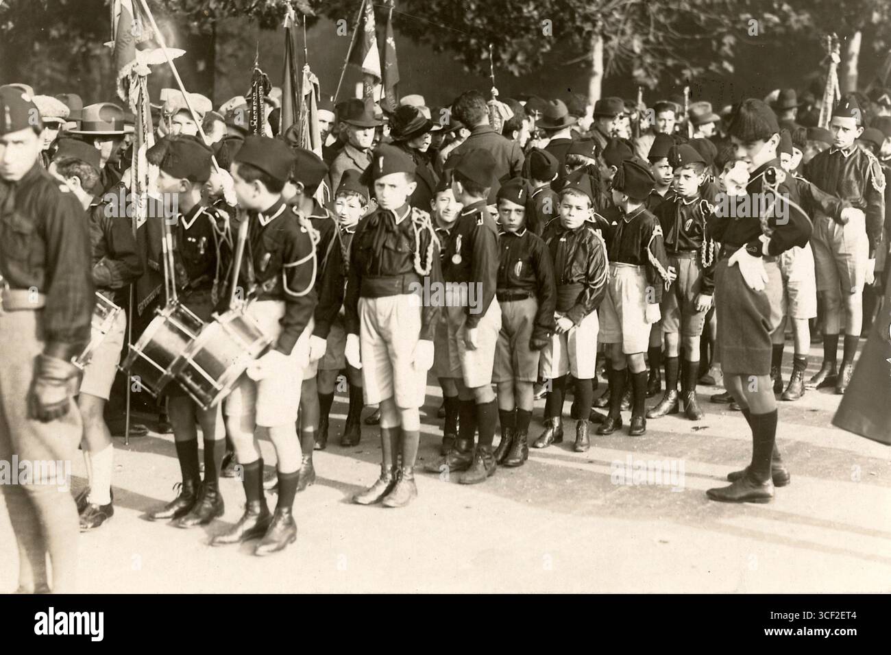 In 1924, Benito Mussolini and his 'blackshirts' swear loyalty to King ...