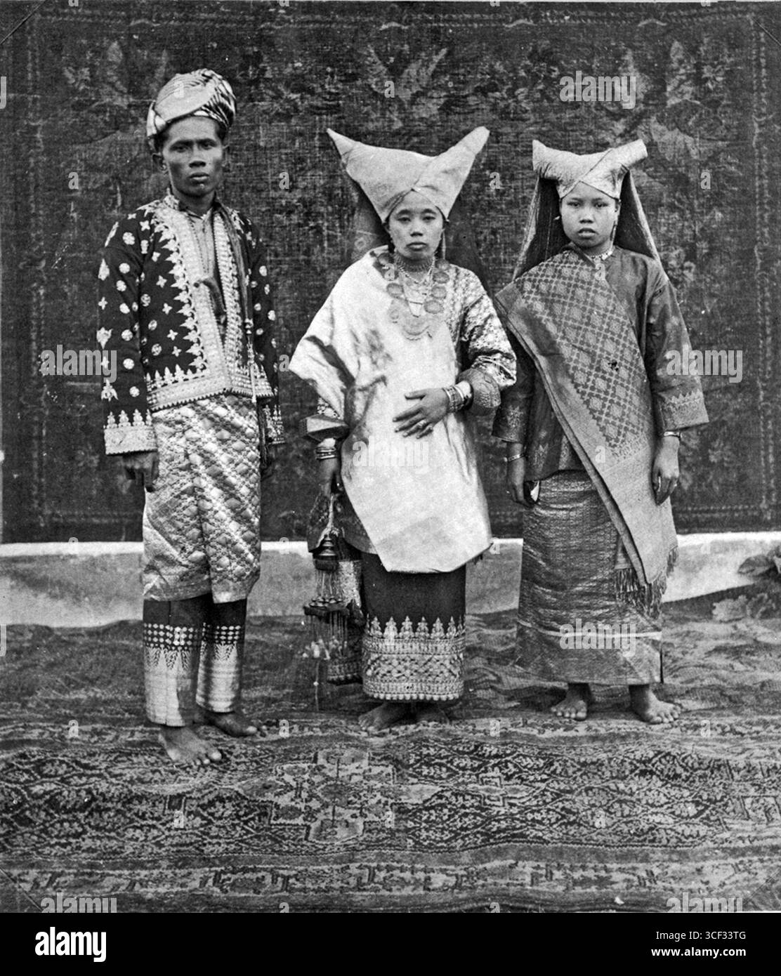 Indonesian costume Black and White Stock Photos & Images - Alamy
