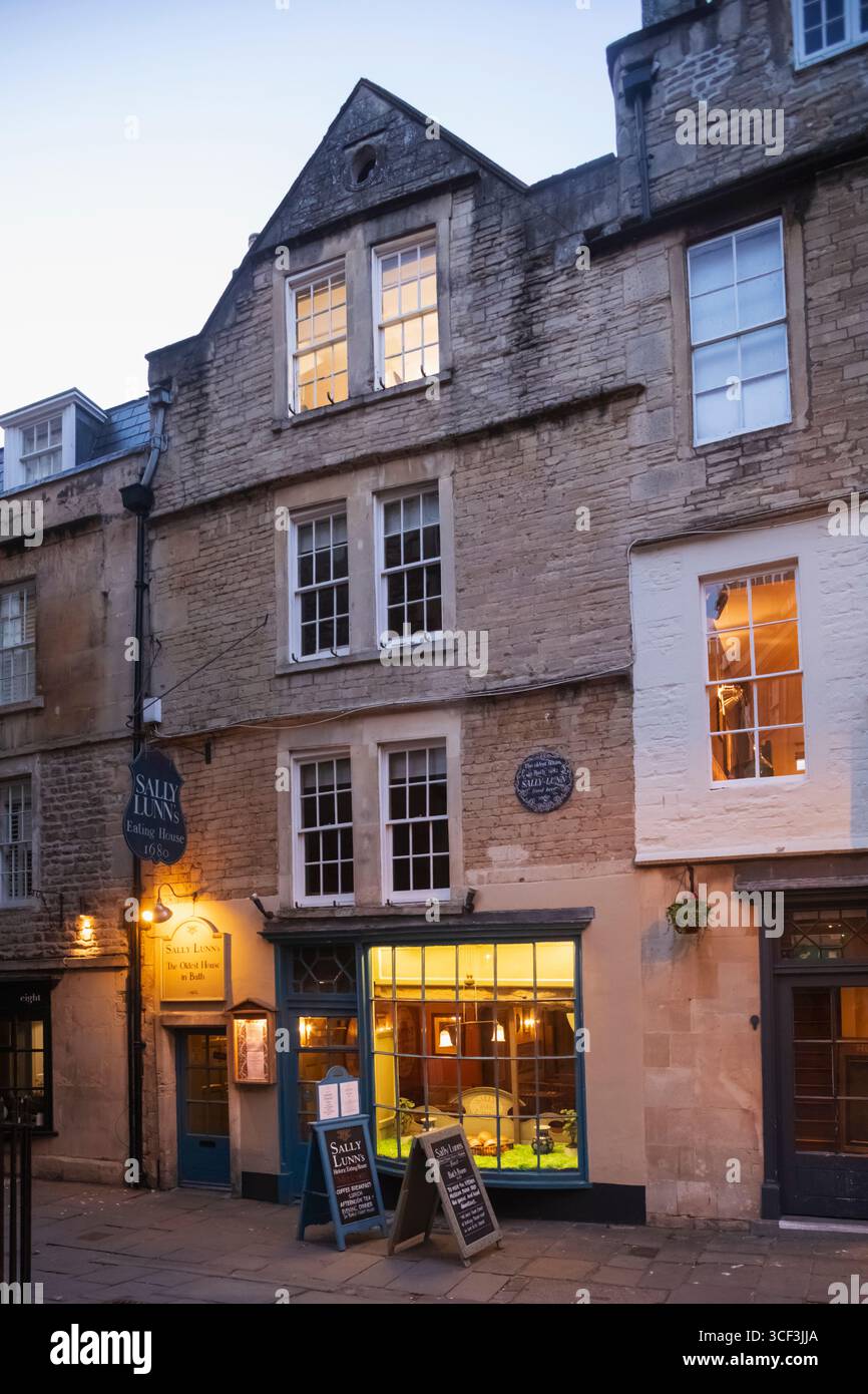 England, Somerset, Bath, North Parade Passage, Sally Lunn's Eating House dated 1680 Stock Photo