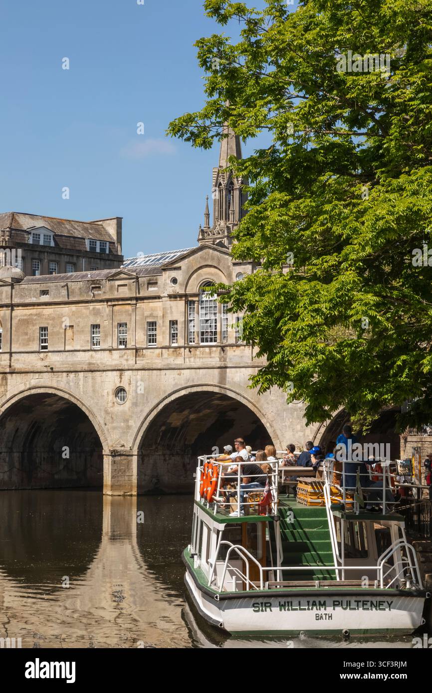 England, Somerset, Bath, Pulteney Bridge and River Avon Stock Photo