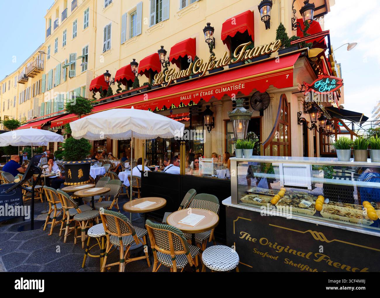 Grand cafe brasserie hi-res stock photography and images - Page 2 - Alamy