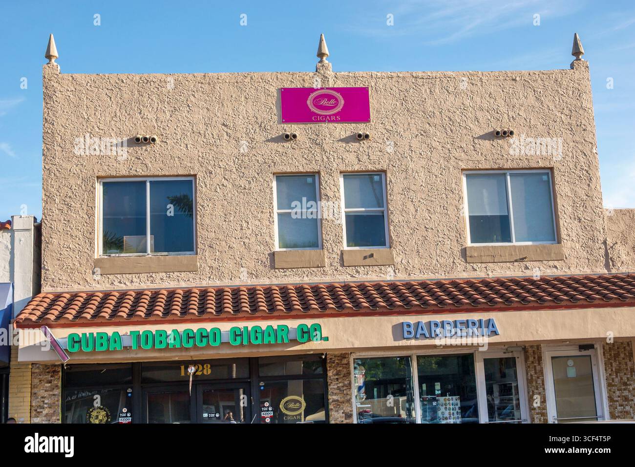 8th street tobacco La Gloria Cubana Street tobacco hi-res stock photography