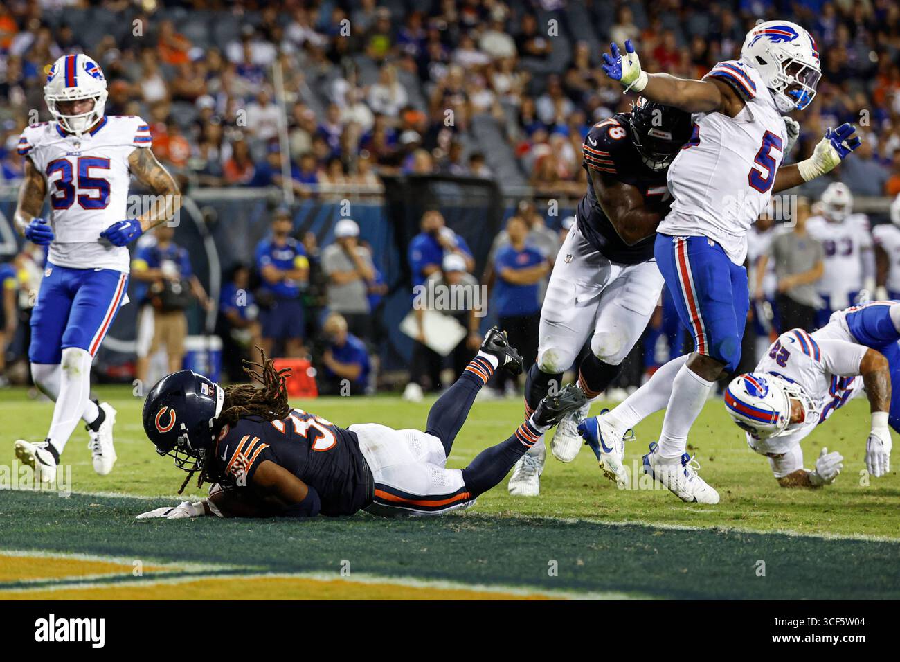 Chicago Bears running back Ian Wheeler (33) scores a touchdown during ...