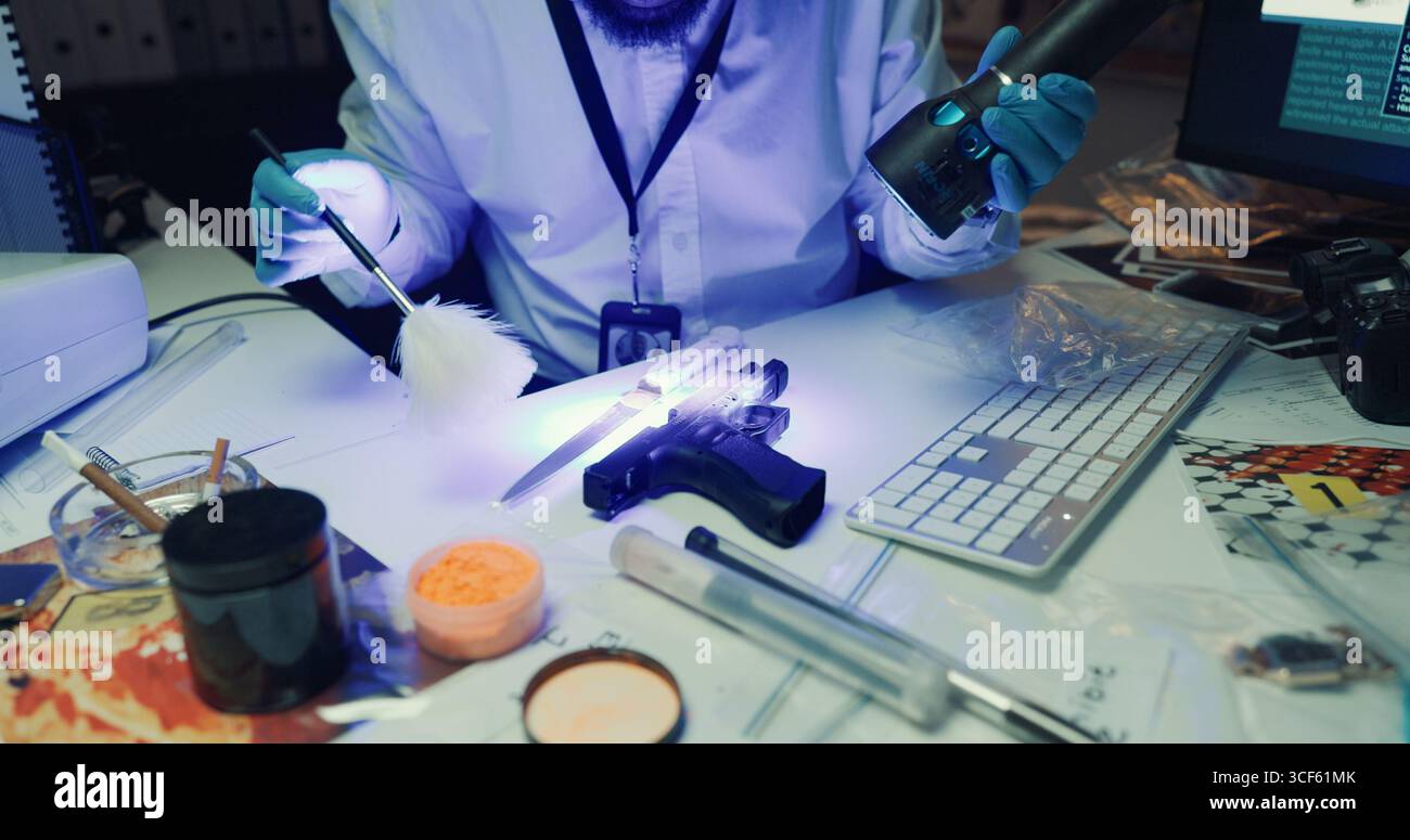 Forensic scientist uv light hi-res stock photography and images - Alamy