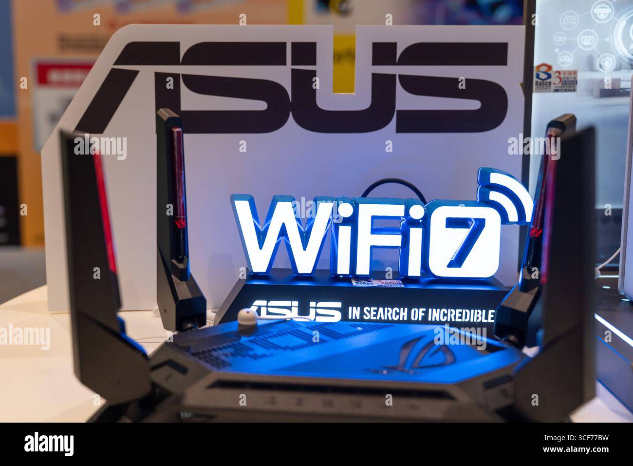 Asus router hi-res stock photography and images - Alamy