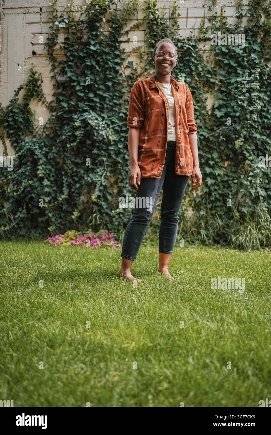 Woman barefoot grass summer hi-res stock photography and images - Alamy