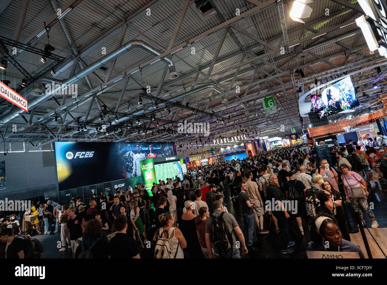 Gamescom 2025 in Köln Blick auf die Ausstellungsflächen in den Kölner ...