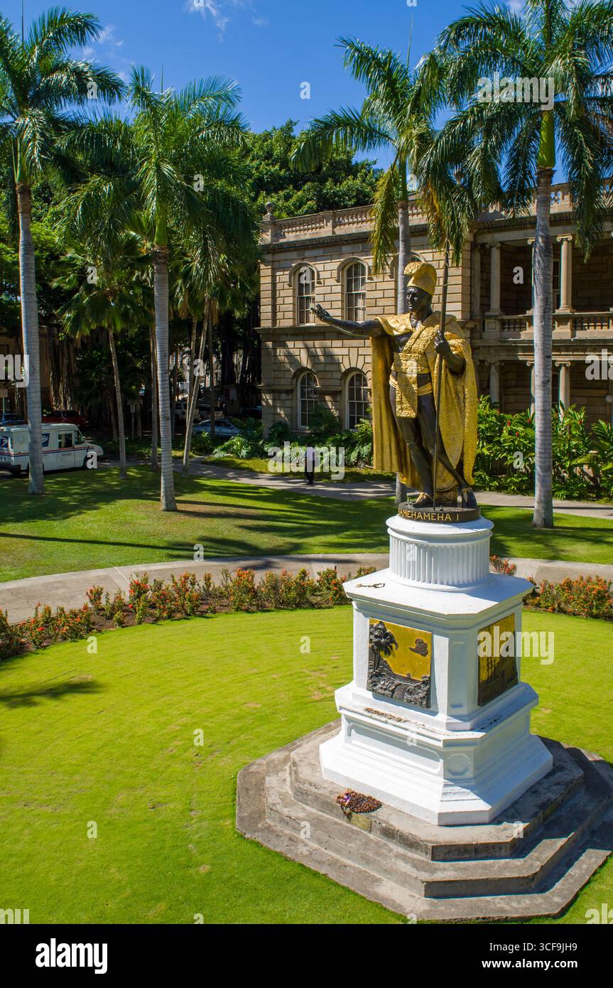 Statue of King Kamehameha I located in front of Ali'Iolani Hale ...