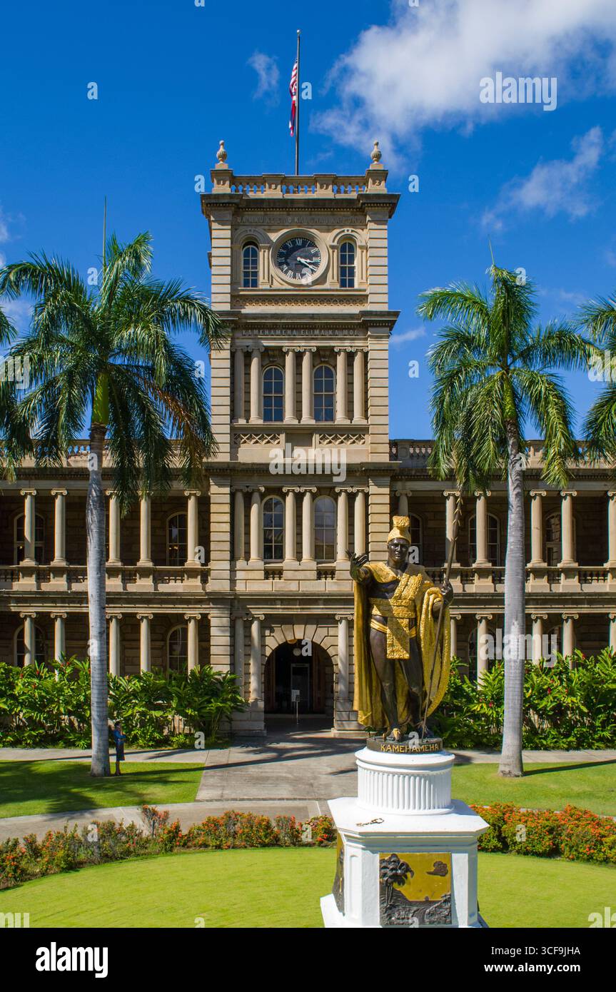 Statue of King Kamehameha I located in front of Ali'Iolani Hale ...