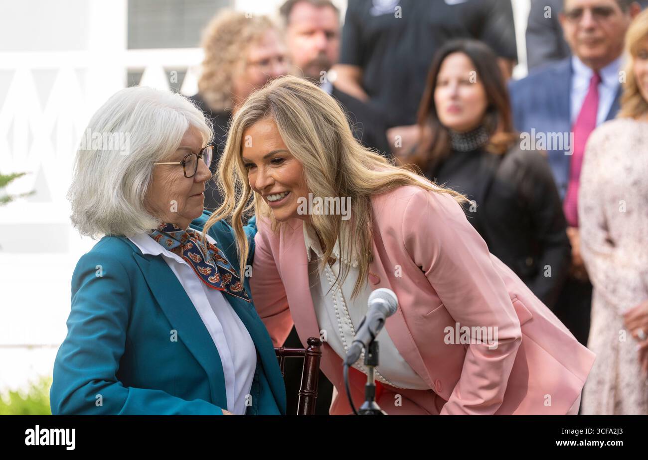 Austin Texas USA, August 21 2025: Texas State Reps. HELEN KERWIN, R-Glen Rose, l, and SHELLEY LUTHER, R-Tom Bean, confer before Governor Greg Abbott (not shown) signs two bills that increase penalties for human trafficking to first-degree felonies with no parole option, in a ceremony at the Texas Governor's Mansion. Credit: Bob Daemmrich/Alamy Live News Stock Photo