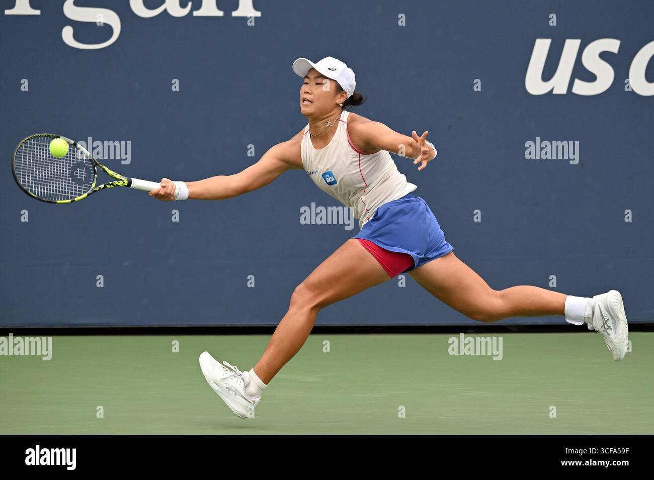 New York, USA. 21st Aug, 2025. Janice Tjen of Indonesia plays against Maja Chwalinska of Poland during the Women's Qualifying Singles Round 2 of the 2025 US Open tournament, at the USTA Billie Jean King National Tennis Center in Flushing Meadow-Corona Park, in the Queens borough of New York, NY, August 21, 2025. Tjen won the match and moves on to the next qualifying round.(Photo by Anthony Behar/SipaUSA) Credit: Sipa USA/Alamy Live News Stock Photo