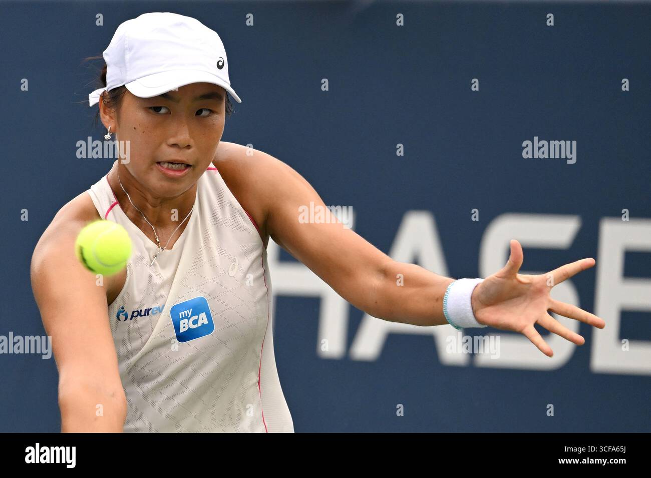 New York, USA. 21st Aug, 2025. Janice Tjen of Indonesia plays against Maja Chwalinska of Poland during the Women's Qualifying Singles Round 2 of the 2025 US Open tournament, at the USTA Billie Jean King National Tennis Center in Flushing Meadow-Corona Park, in the Queens borough of New York, NY, August 21, 2025. Tjen won the match and moves on to the next qualifying round.(Photo by Anthony Behar/SipaUSA) Credit: Sipa USA/Alamy Live News Stock Photo
