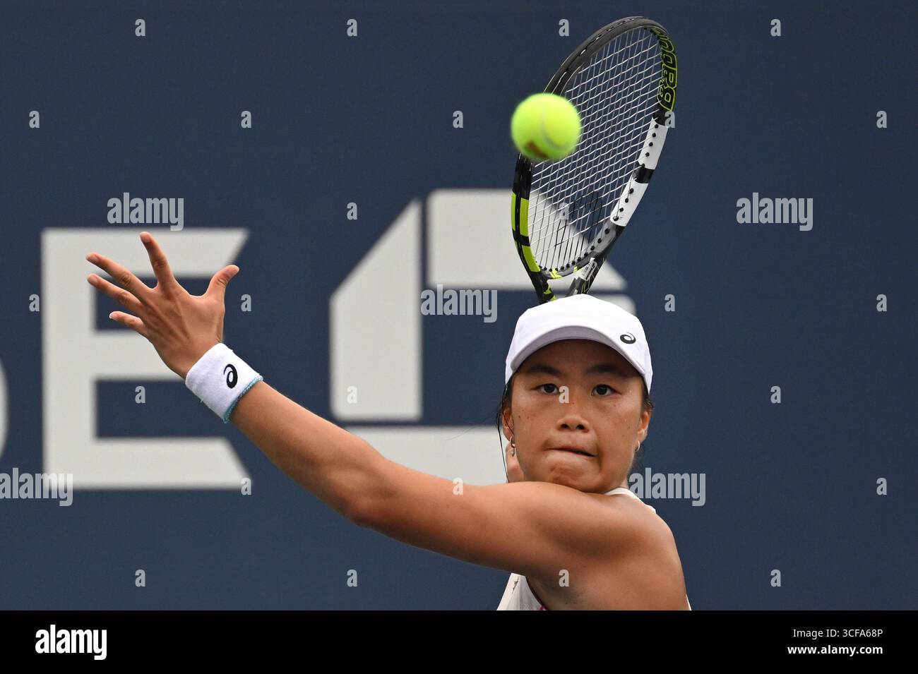 New York, USA. 21st Aug, 2025. Janice Tjen of Indonesia plays against Maja Chwalinska of Poland during the Women's Qualifying Singles Round 2 of the 2025 US Open tournament, at the USTA Billie Jean King National Tennis Center in Flushing Meadow-Corona Park, in the Queens borough of New York, NY, August 21, 2025. Tjen won the match and moves on to the next qualifying round.(Photo by Anthony Behar/SipaUSA) Credit: Sipa USA/Alamy Live News Stock Photo