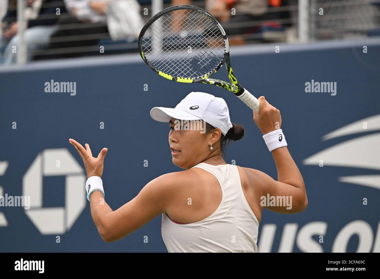 New York, USA. 21st Aug, 2025. Janice Tjen of Indonesia plays against Maja Chwalinska of Poland during the Women's Qualifying Singles Round 2 of the 2025 US Open tournament, at the USTA Billie Jean King National Tennis Center in Flushing Meadow-Corona Park, in the Queens borough of New York, NY, August 21, 2025. Tjen won the match and moves on to the next qualifying round.(Photo by Anthony Behar/SipaUSA) Credit: Sipa USA/Alamy Live News Stock Photo
