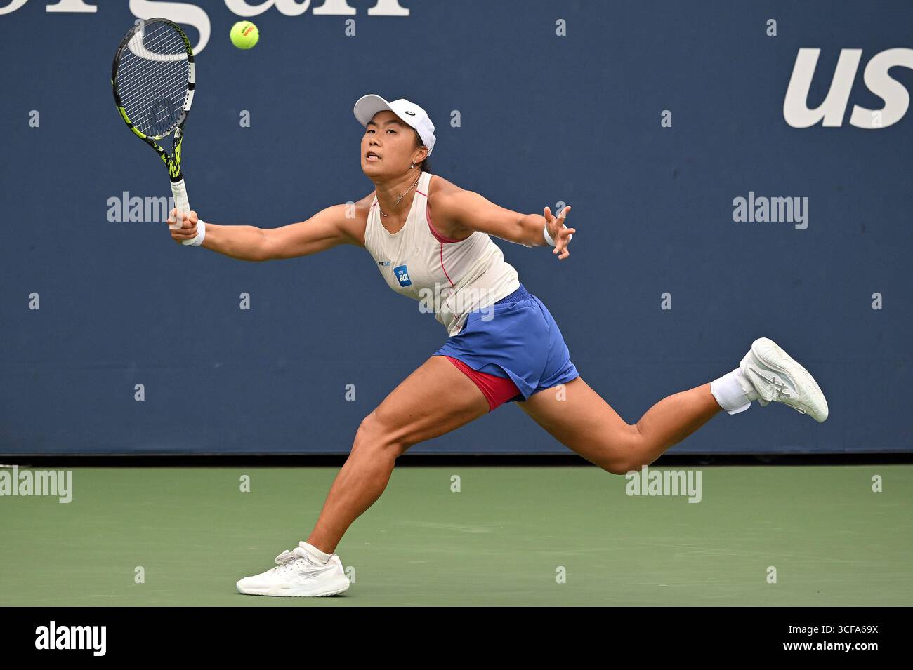 New York, USA. 21st Aug, 2025. Janice Tjen of Indonesia plays against Maja Chwalinska of Poland during the Women's Qualifying Singles Round 2 of the 2025 US Open tournament, at the USTA Billie Jean King National Tennis Center in Flushing Meadow-Corona Park, in the Queens borough of New York, NY, August 21, 2025. Tjen won the match and moves on to the next qualifying round.(Photo by Anthony Behar/SipaUSA) Credit: Sipa USA/Alamy Live News Stock Photo