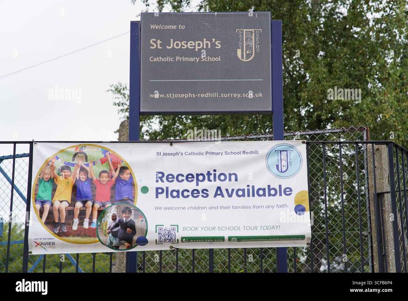Primary School Signage Offering Reception Place Enrollment Information Outdoors. Redhill, England Stock Photo
