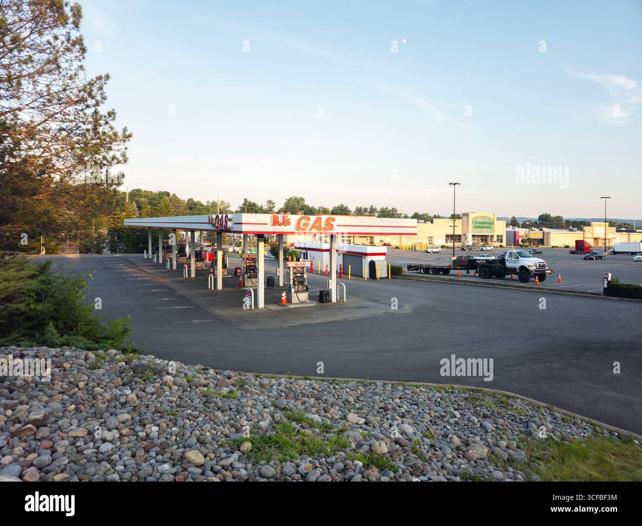 Utica, NY - Jul 5, 2025: Wide view of BJ's Gas, is a fuel service ...