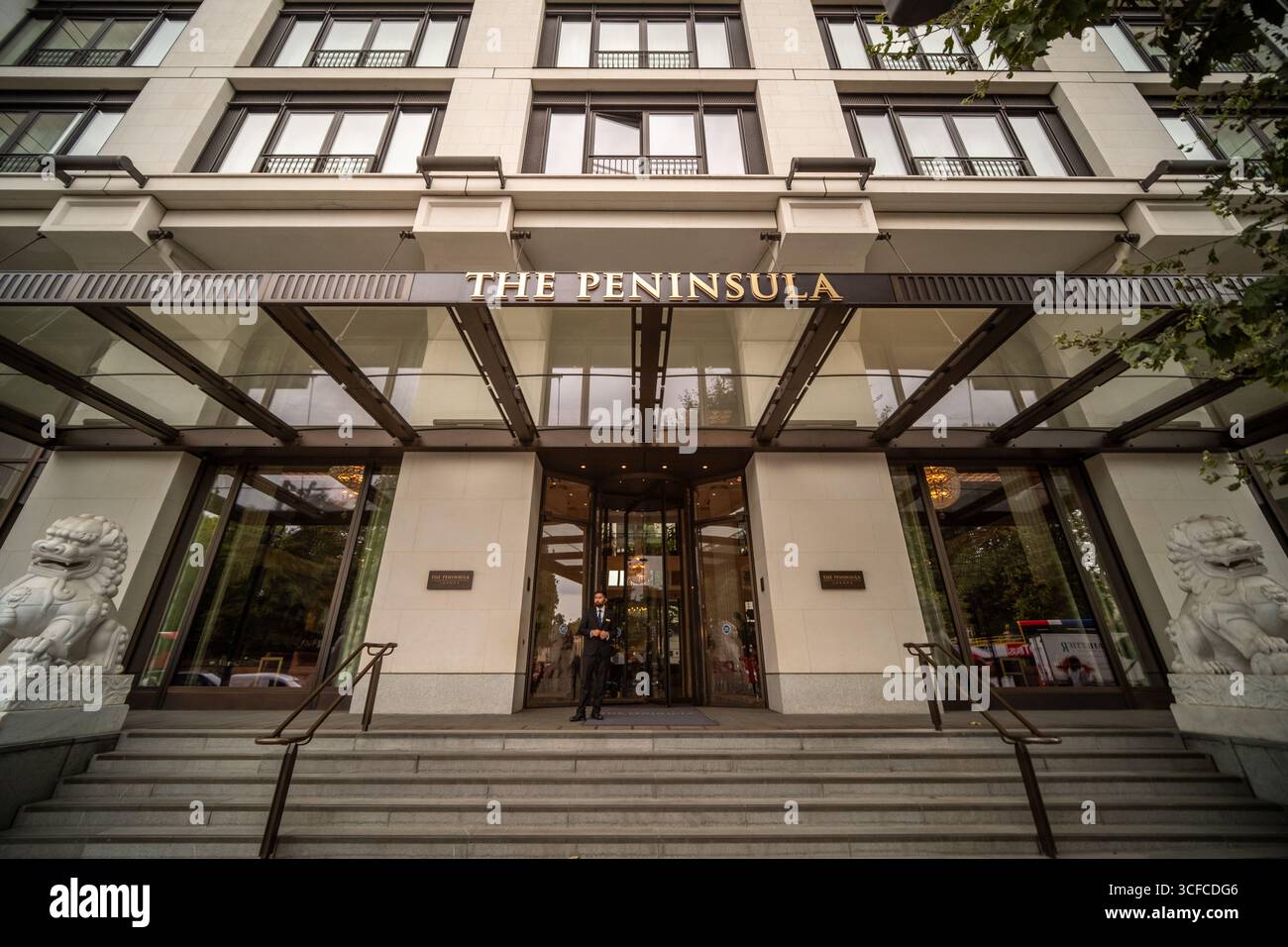 LONDON- AUGUST 19, 2025: The Peninsula hotel on Grosvenor Place- 5 star luxury modern hotel on Hyde Park Corner Stock Photo