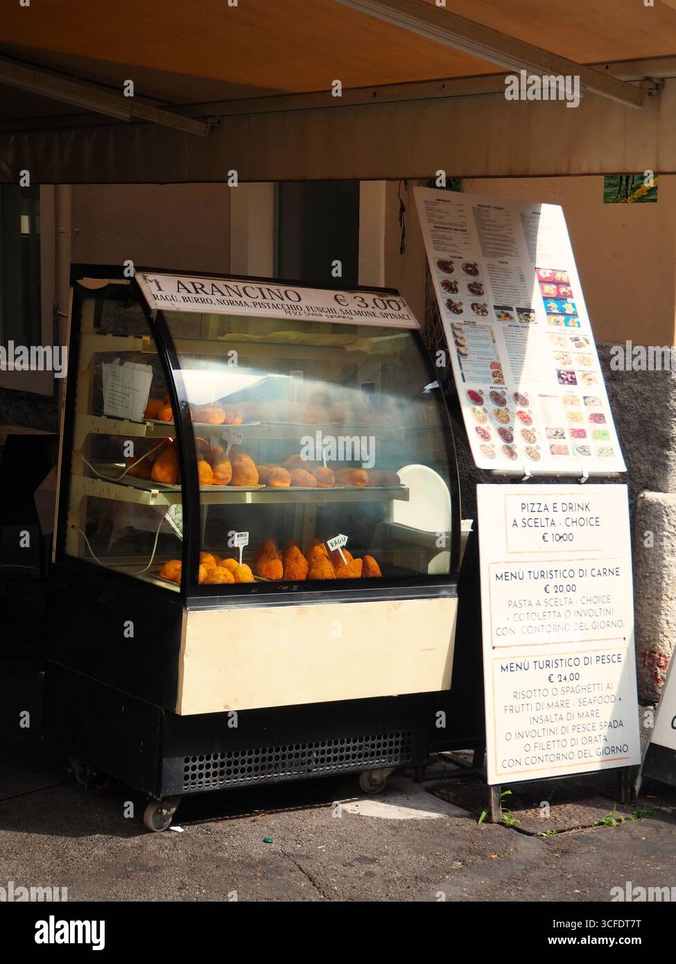 Italian bakery shop hi-res stock photography and images - Alamy, image size:975x1390