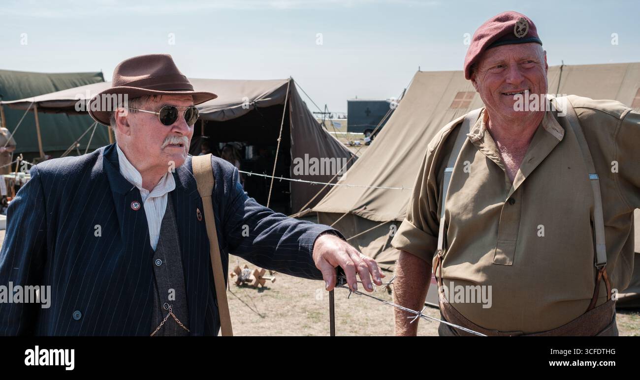 1940s candid hi-res stock photography and images - Alamy