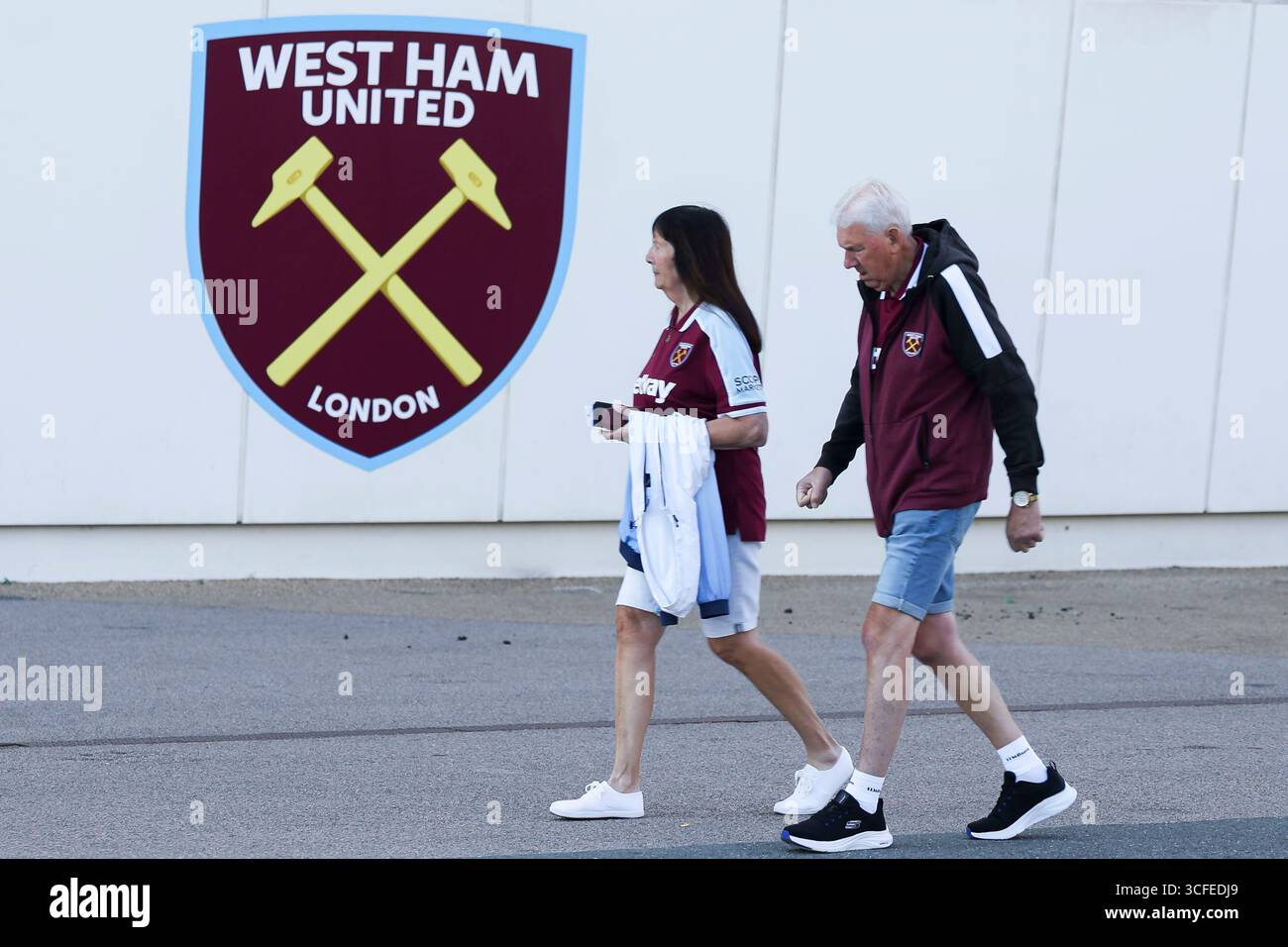 London Stadium, London, UK. 22nd Aug, 2025. Premier League Football, West Ham United versus Chelsea; West Ham United supporters make their way to the ground Editorial use only: DataCo restrictions apply See www.football-dataco.com Credit: Action Plus Sports/Alamy Live News Stock Photo