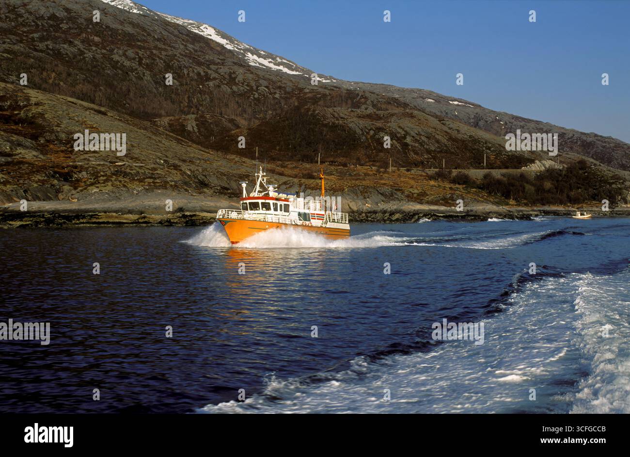 Stokkvagen, Norway – 1991. Aldra Express departure for the afternoon tour into the archipelago. Full throttle! Shore and mountains in the background. Stock Photo