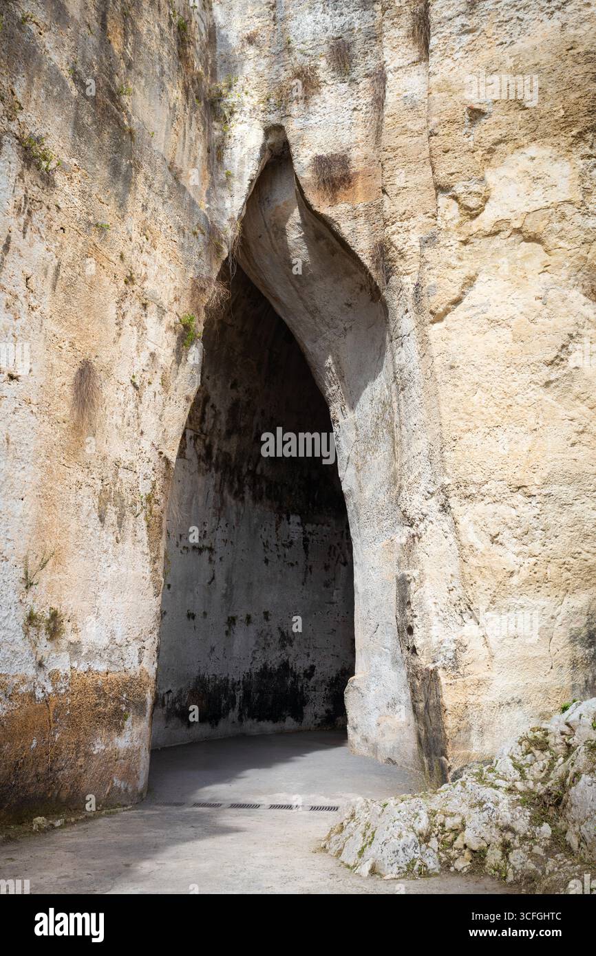 Dionísio hi-res stock photography and images - Page 4 - Alamy, image size:866x1390