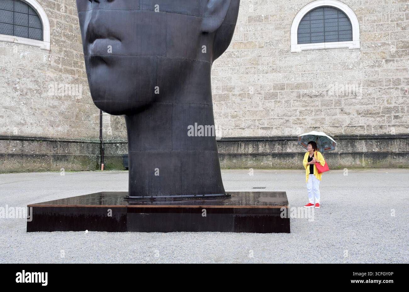 Besuch der Kunstwerke Frauenköpfe aus Gusseisen, des katalanischen Bildhauers Jaume Plensa, mit dem Ausstellungstitel Secret Garden , am Residenzplatz in Salzburg, am 21.08.2025. Das Bild zeigt einen der elf Meter hohen Frauenköpfe