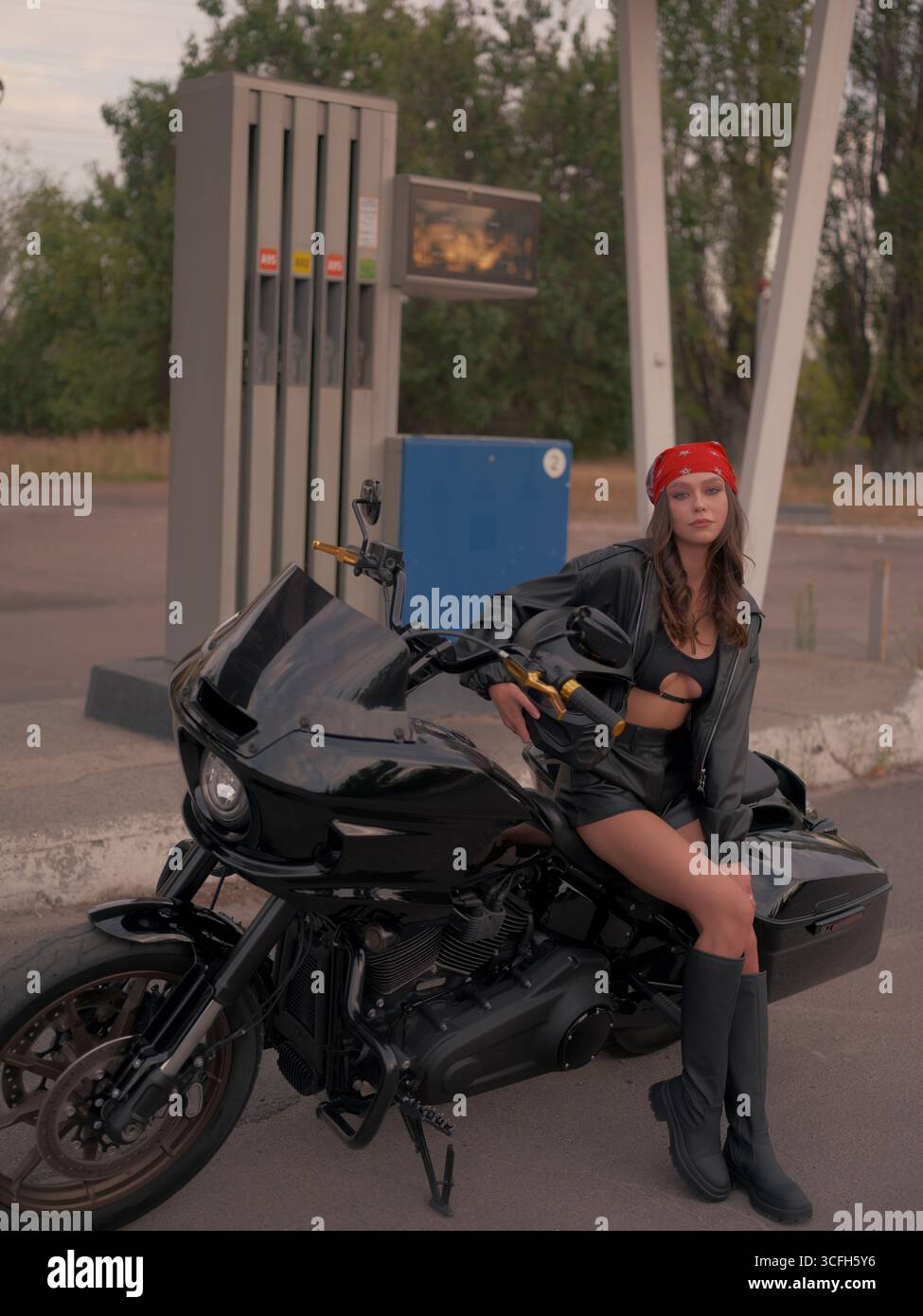full cover helmet and shorts on motorcycle Favoto Face DOT Approved, Cascos Para Motos Snowmobile Dirt Bike Helmet for Adults Men Women, Anti-Fog Film Included, Black, Medium please tell me why not Can You Wear Shorts While