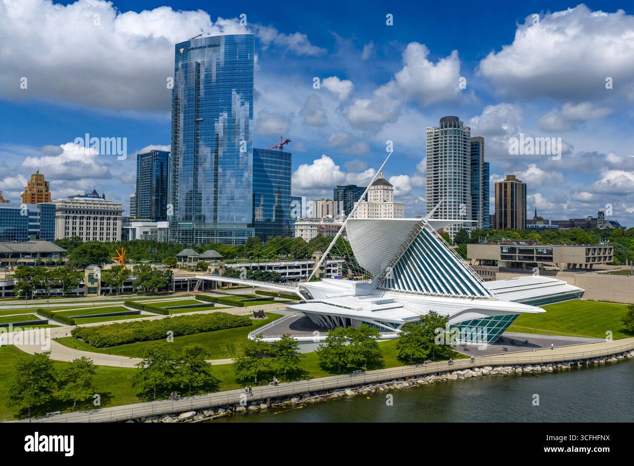 Aerial view of Milwaukee Art Museum, Wisconsin’s largest with 34,000+ artworks, featuring iconic Calatrava-designed wings and a vast collection spanni Stock Photo