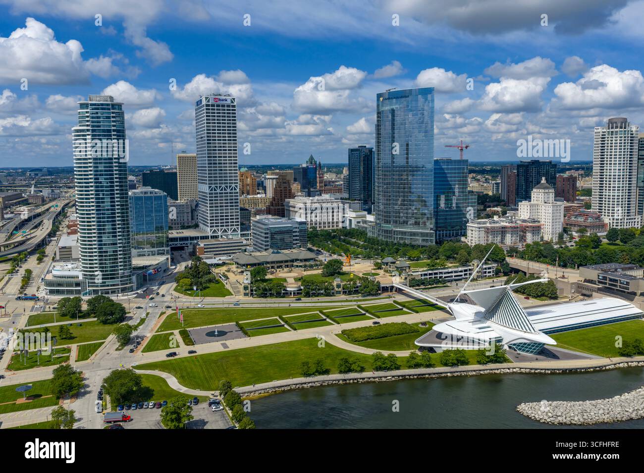 Aerial view of Milwaukee Art Museum, Wisconsin’s largest with 34,000+ artworks, featuring iconic Calatrava-designed wings and a vast collection spanni Stock Photo