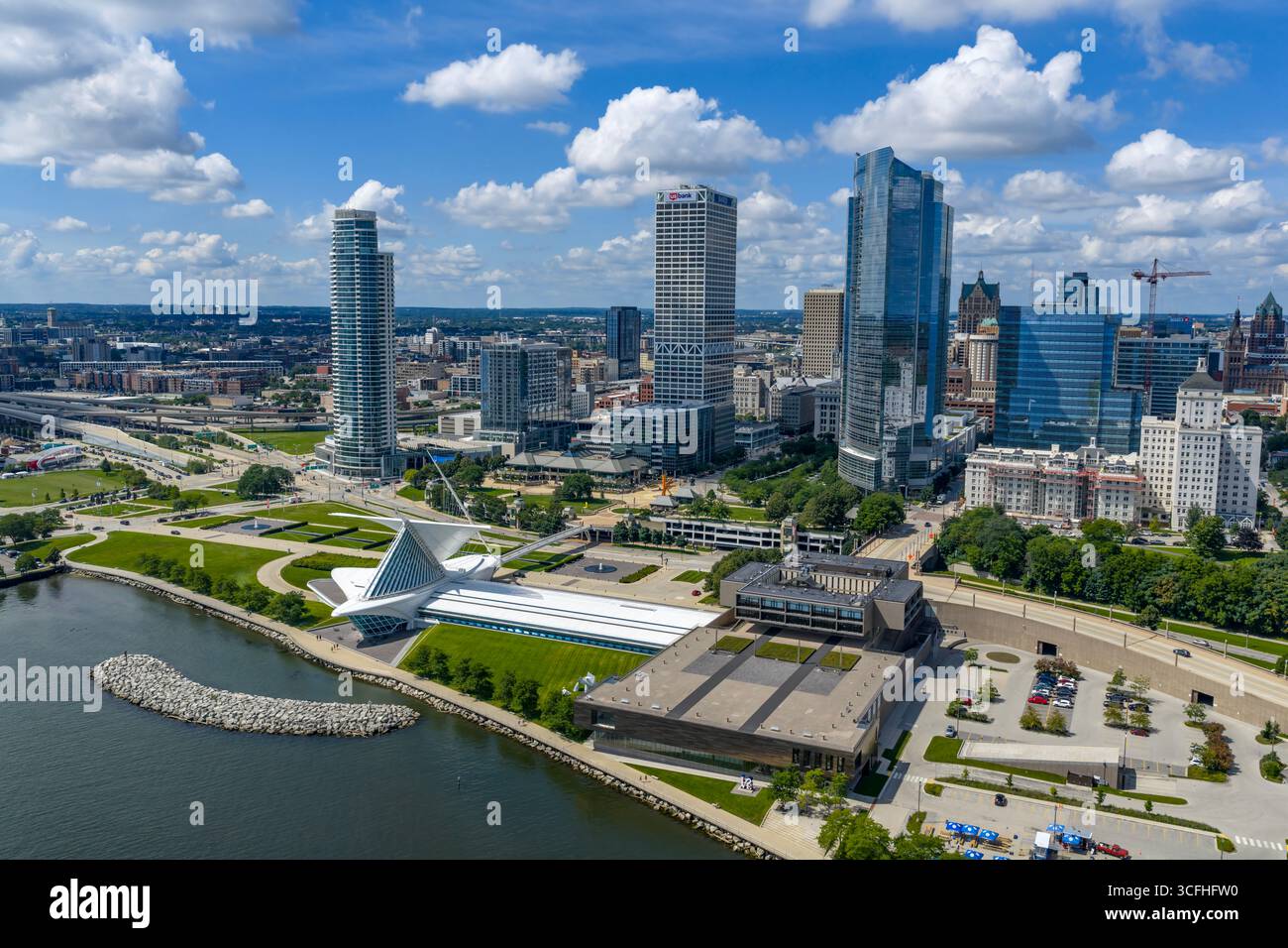 Aerial view of Milwaukee Art Museum, Wisconsin’s largest with 34,000+ artworks, featuring iconic Calatrava-designed wings and a vast collection spanni Stock Photo