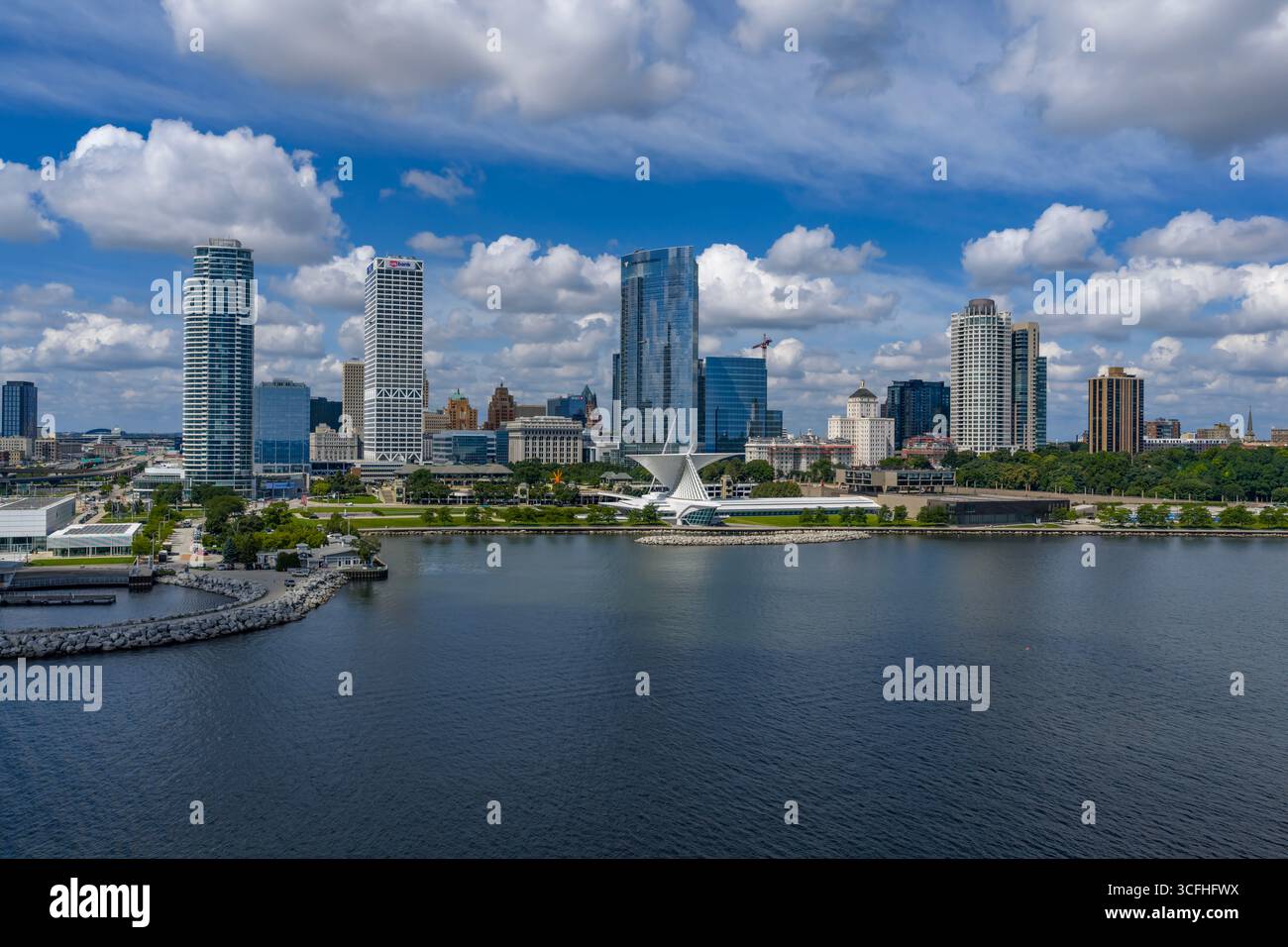 Aerial view of Milwaukee Art Museum, Wisconsin’s largest with 34,000+ artworks, featuring iconic Calatrava-designed wings and a vast collection spanni Stock Photo