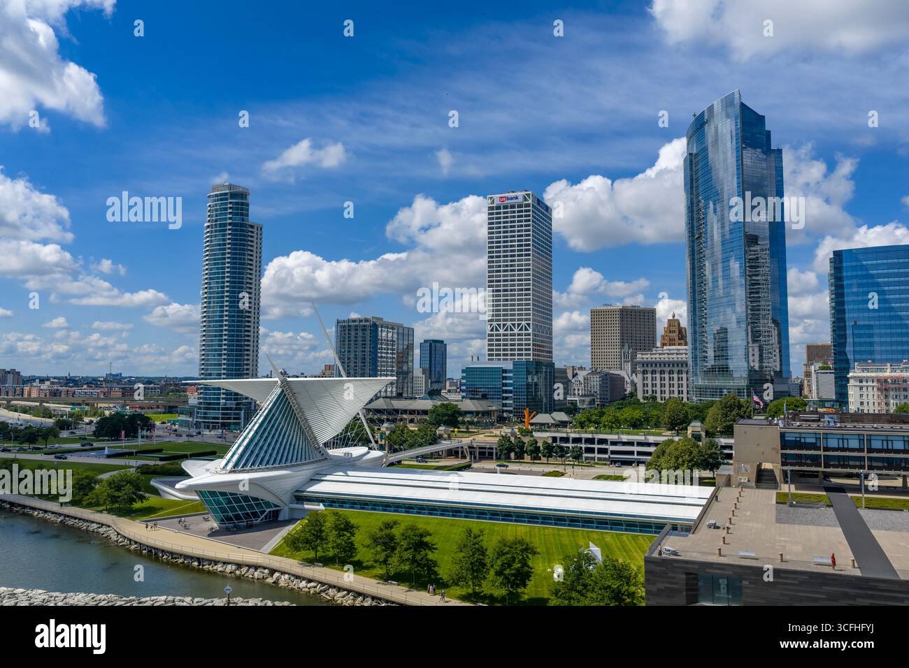 Aerial view of Milwaukee Art Museum, Wisconsin’s largest with 34,000+ artworks, featuring iconic Calatrava-designed wings and a vast collection spanni Stock Photo