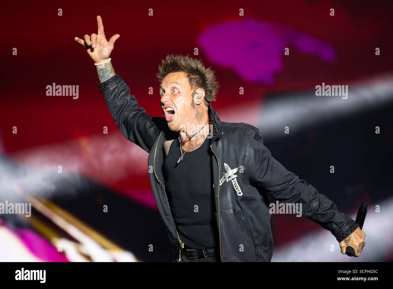 the-lead-singer-of-papa-roach-jacoby-shaddix-performs-live-at-vilar-de