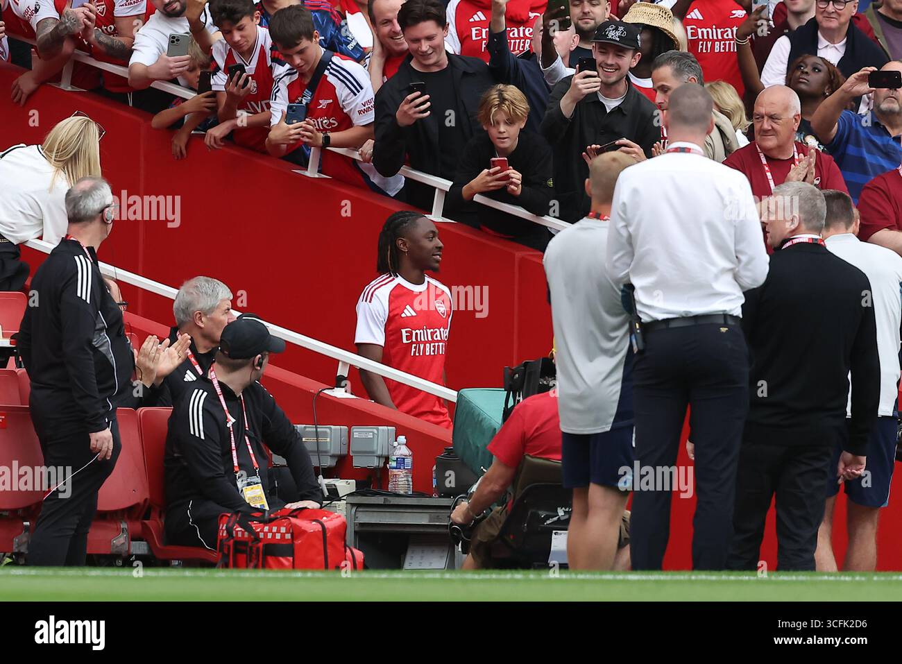 emirates-stadium-crowd-2025-hi-res-stock-photography-and-images-alamy