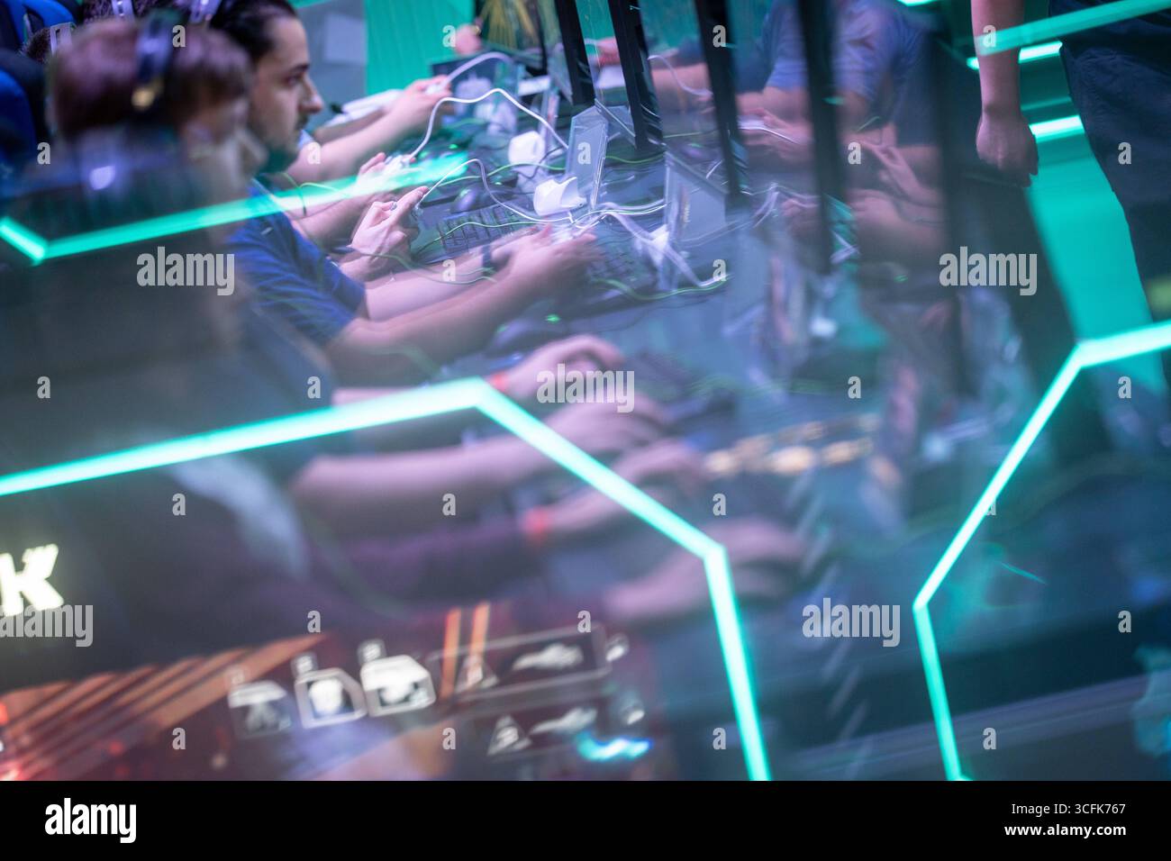 Gamescom 2025 in Köln Blick auf die Ausstellungsflächen in den Kölner MessehallenGamescom 2025 in Köln nach Eigenaussage weltgrößte Messe für Computer- und Videospiele, gemessen an Ausstellungsfläche und Besucheranzahl, Köln Nordrhein-Westfalen Deutschland Messegelände *** Gamescom 2025 in Cologne View of the exhibition areas in the Cologne exhibition halls Gamescom 2025 in Cologne is the worlds largest trade fair for computer and video games in terms of exhibition space and visitor numbers, Cologne North Rhine-Westphalia Germany Exhibition grounds Stock Photo