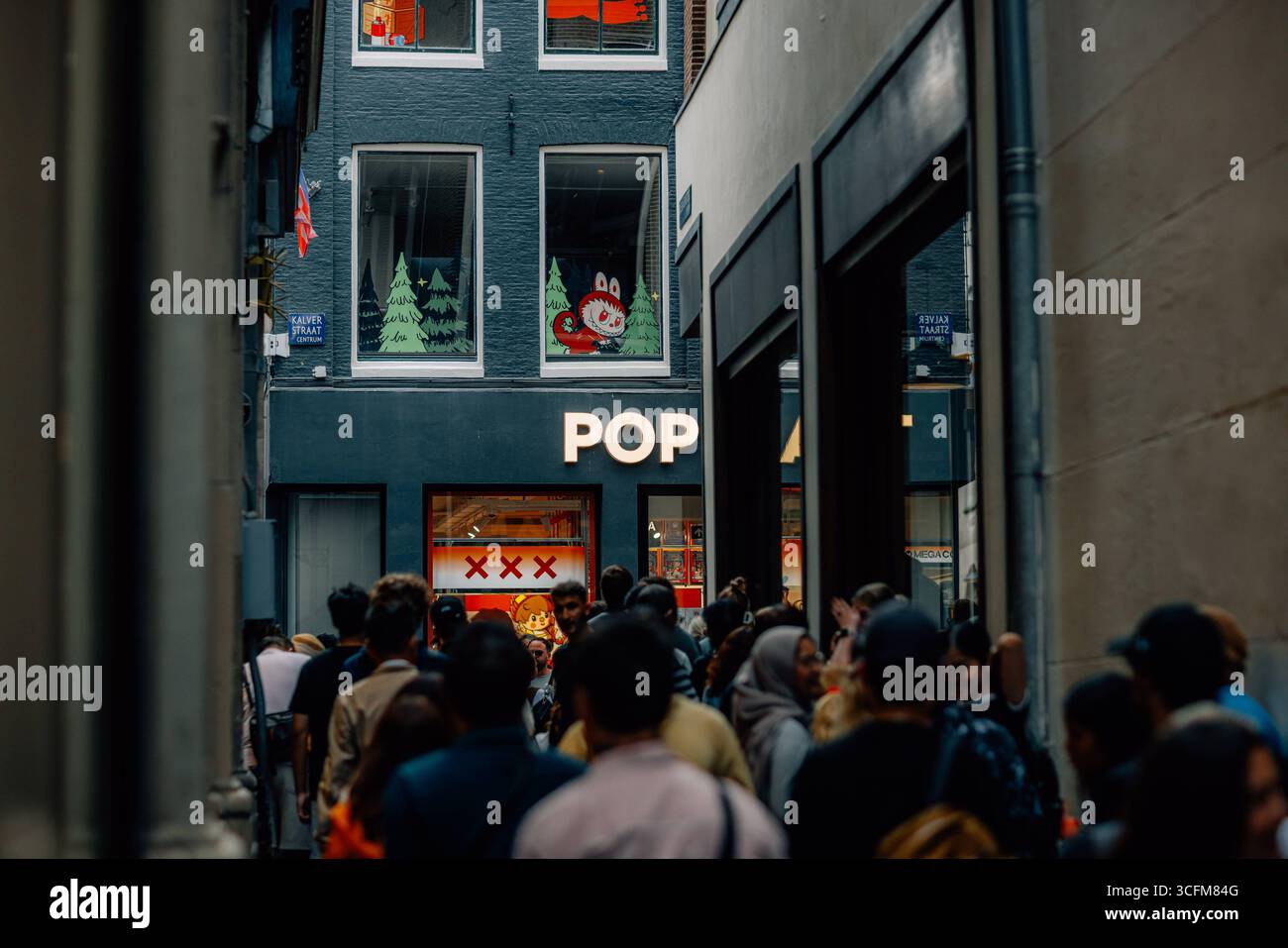 der-pop-mart-store-in-amsterdam-im-labubu-fieber-mit-langer-schlange