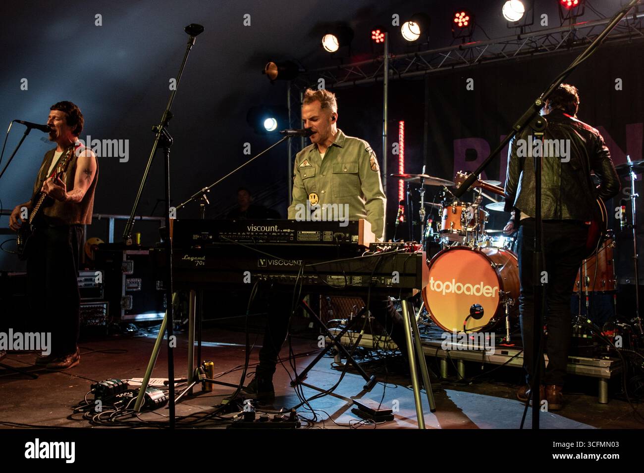 toploader-headline-the-under-the-trees-stage-at-victorious-festival-in