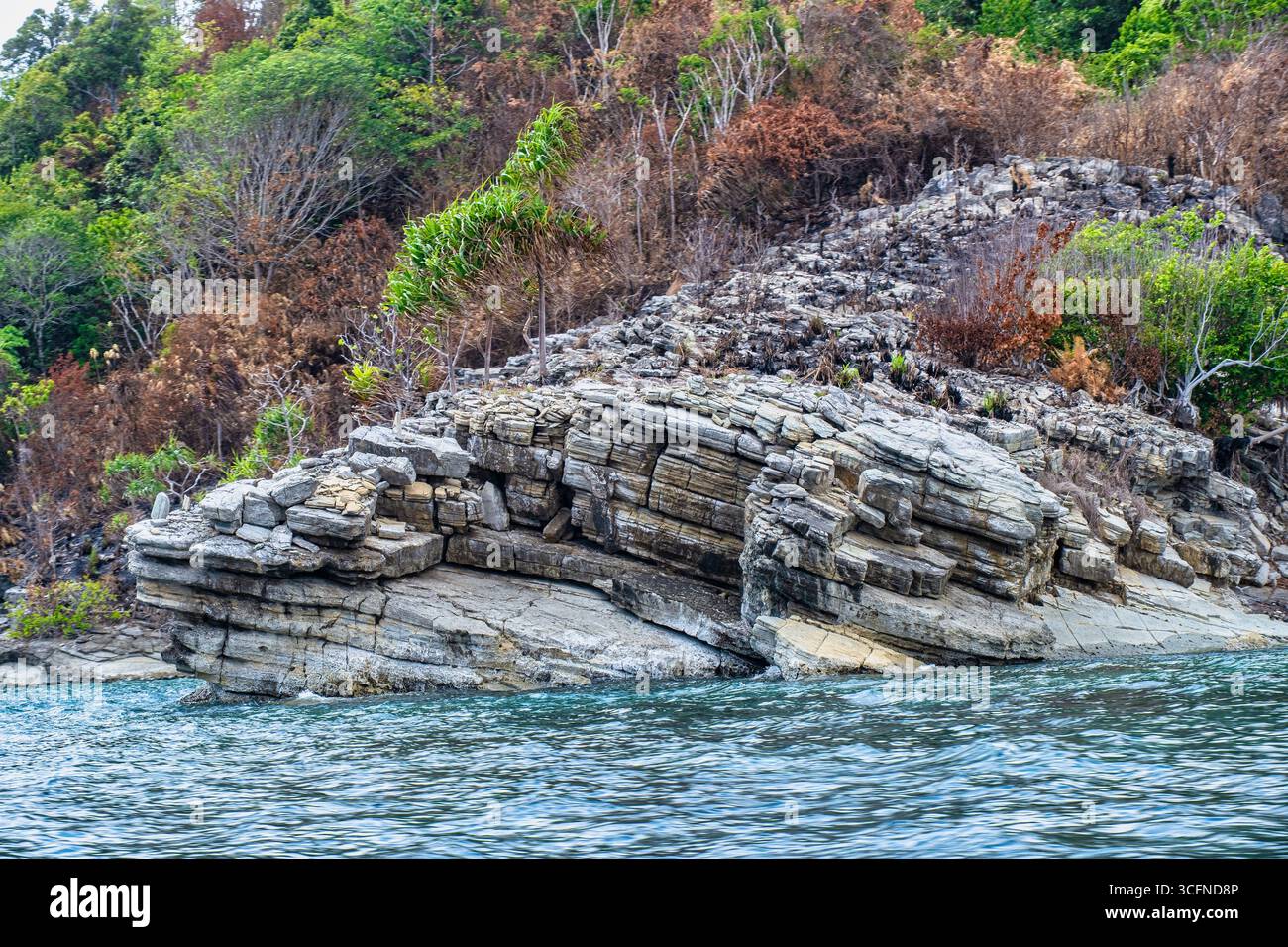 View rocks sticking out water hi-res stock photography and images - Alamy