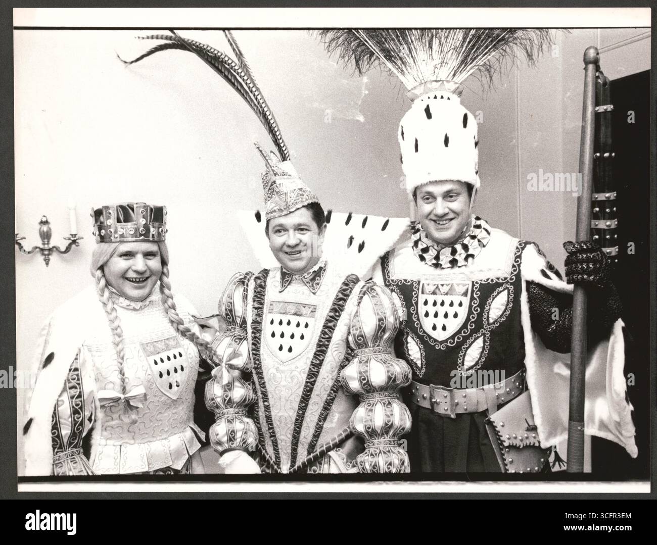 Köln - Karneval - Vorstellung des Dreigestirns der Session 1969. - Im Bild: Gisbert Brovot (Prinz Gisbert I.), Architekt (m.) | Heinz Berg (Bauer Heinz), Inhaber des Bekleidungshauses Berg (r) und Heinz-Josef Adams (Jungfrau Henriette), Statiker (l.) das Dreigestirn 1969 stellten die Roten Funken Stock Photo