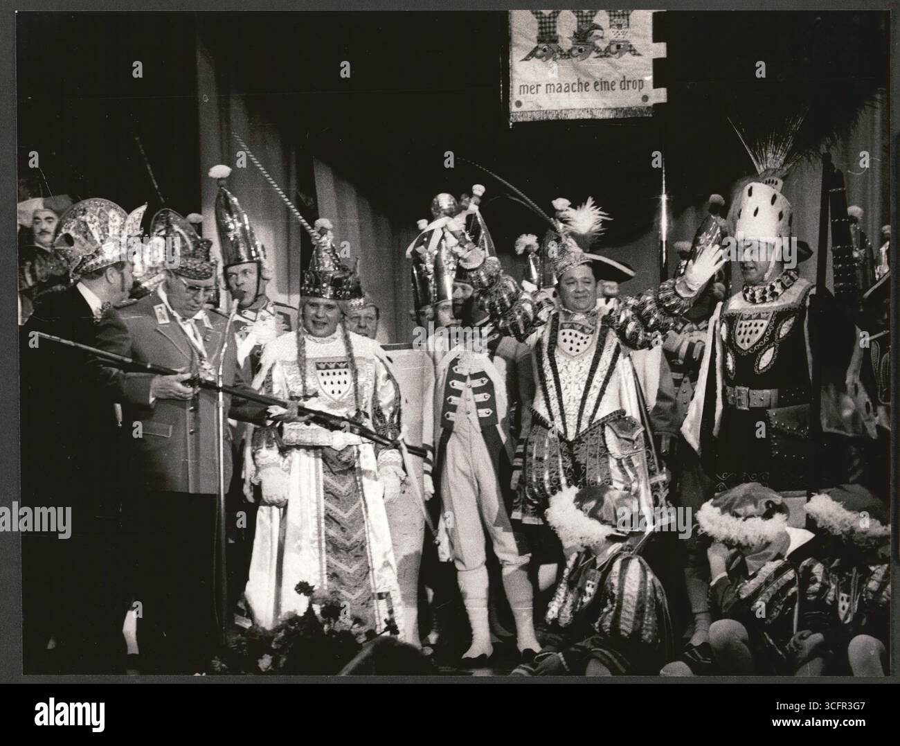 Köln - Karneval - Das Dreigestirn 1969 bei der Prinzenproklamation. Von links nach rechts: FK-Präsident Ferdi Leisten, Oberbürgermeister Theo Burauen, Jungfrau 'Henriette', Heinz-Josef Adam, Prinz 'Gisbert I.', Gisbert Brovot und Bauer Heinz Berg Stock Photo