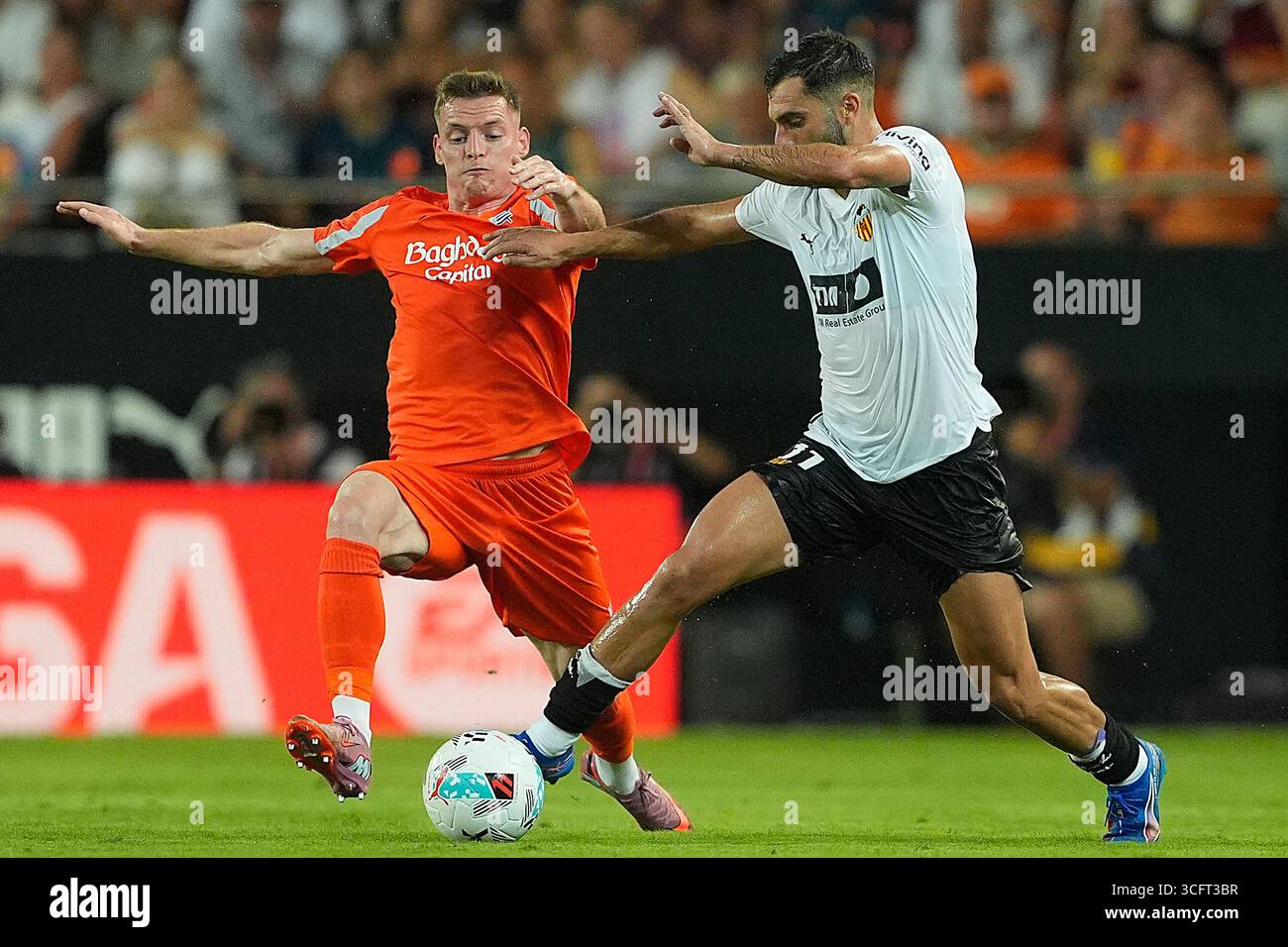 Valencia CF's Luis Rioja (r) and Real Sociedad's Sergio Gomez during La ...