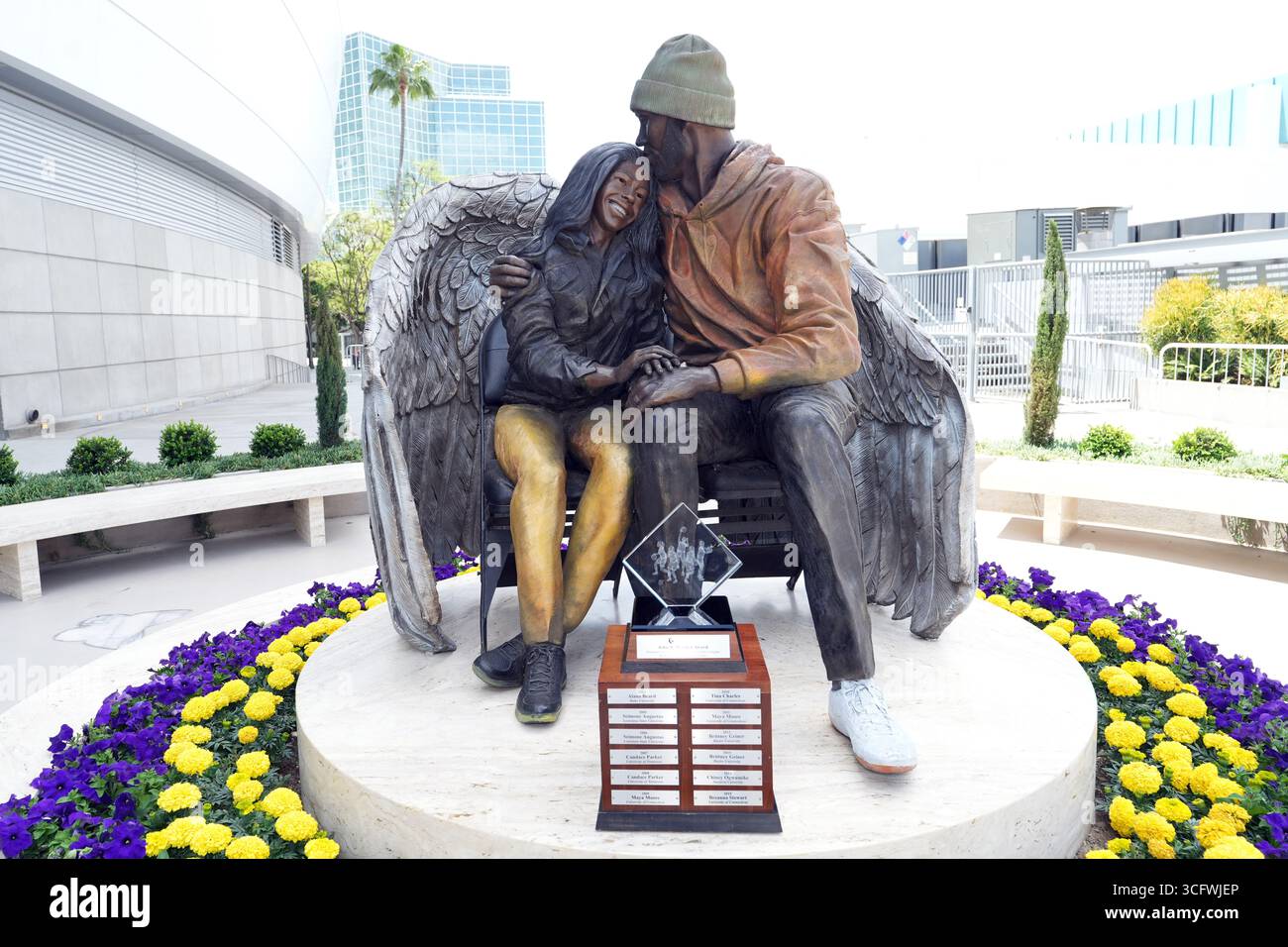Kobe bryant statue hi-res stock photography and images - Alamy